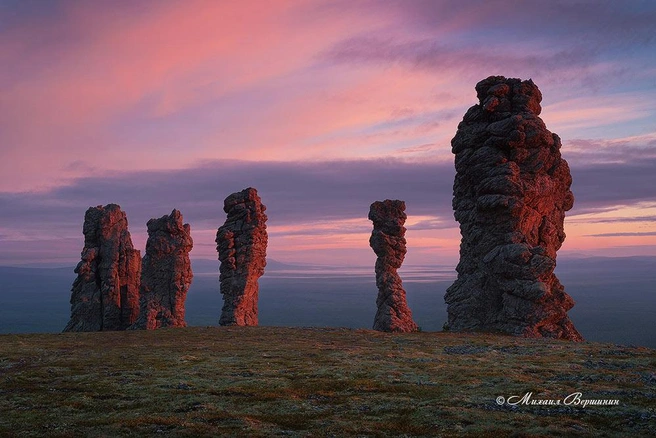 Каменные исполины. Маньпупунёр, северный Урал, республика Коми | Источник: Михаил Вершинин