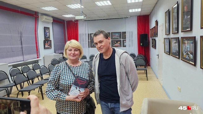 После встречи читатели смогли сфотографироваться с писателем и получить его автограф | Источник: Дарья Никитченко / 45.RU