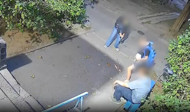 Все действия молодых людей запечатлела беспристрастная камера наблюдения | Источник: читатели V1.RU