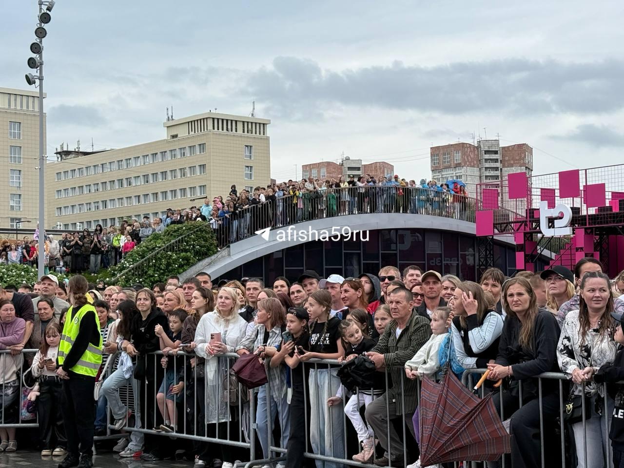 «Хочу с тобой фотку»: промокшие пермяки дождались Люсю Чеботину с плакатами в руках — фото с концерта