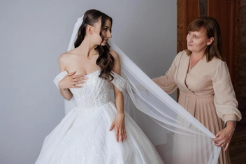 «Через неделю моя свадьба, а мама горюет и все время плачет»