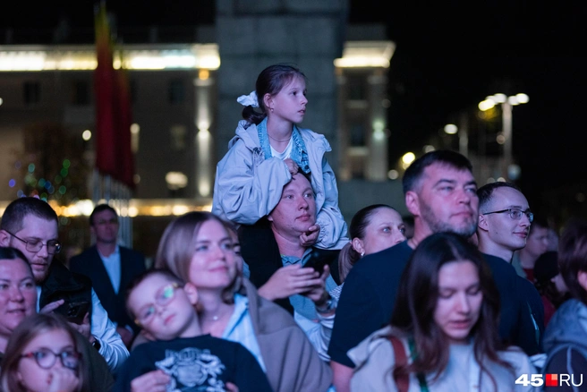 Только в детстве можно так посидеть у папы  | Источник: Надежда Тихомирова / 45.RU