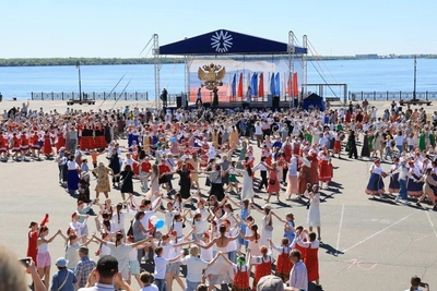 Более 500 человек водили хоровод в День России в Архангельске