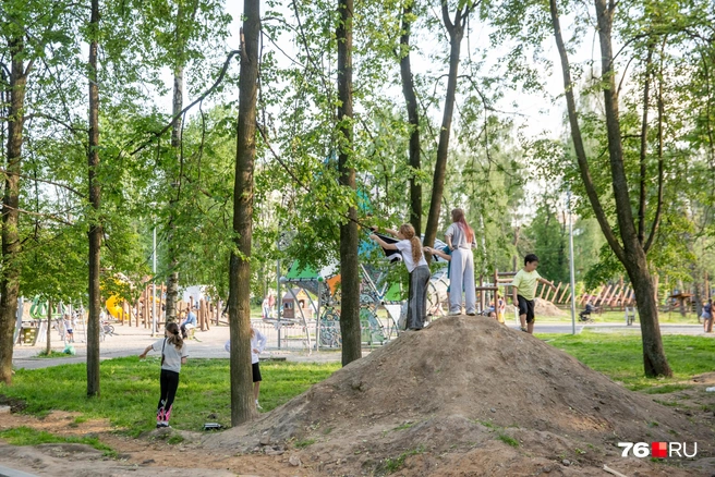 Некоторые дети стали играть на выкопанной земле | Источник: Кирилл Поверинов / 76.RU