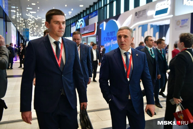 Павел Перевалов и Александр Моор что-то обсуждают на Петербургском международном экономическом форуме | Источник: Артем Устюжанин / MSK1.RU
