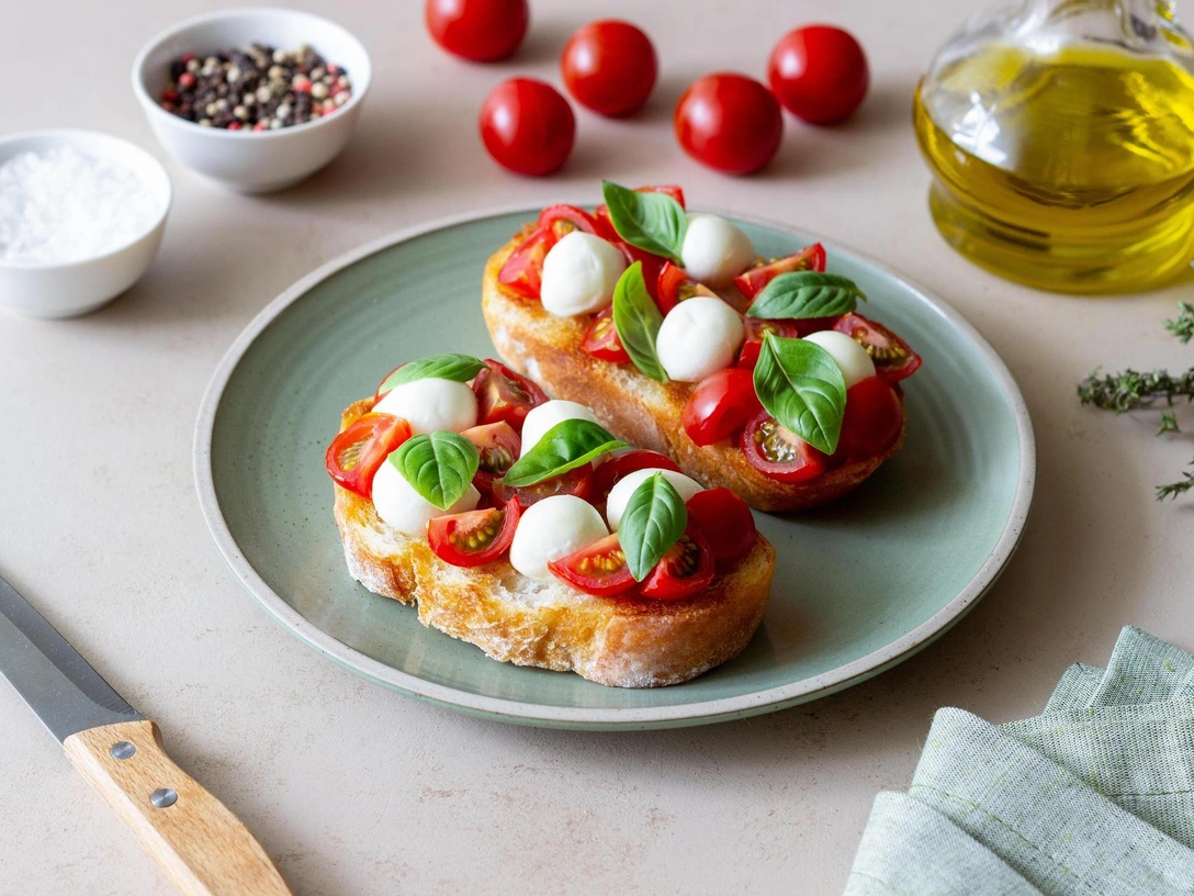 Брускетта с моцареллой: рецепт итальянского перекуса, который никого не оставит равнодушным | marieclaire.ru