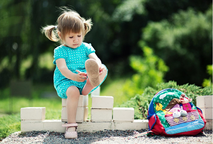 Это опасно: два типа обуви, которые категорически нельзя носить ребенку летом