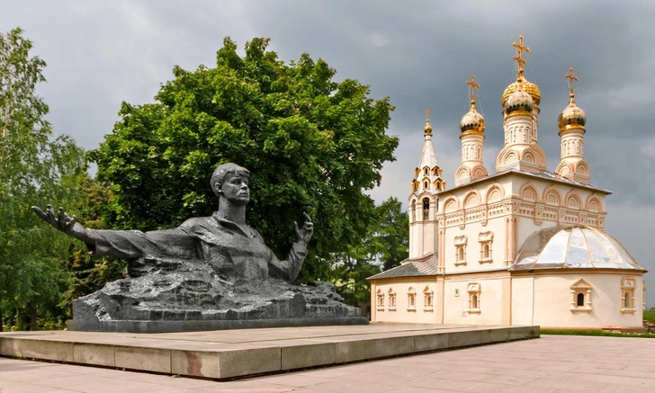 Памятник поэту Сергею Есенину (1895—1925), Спасо-Преображенский храм, или Спас-на-Яру, недалеко от Рязанского кремля | Источник: Galina Bondarenko / Legion Media