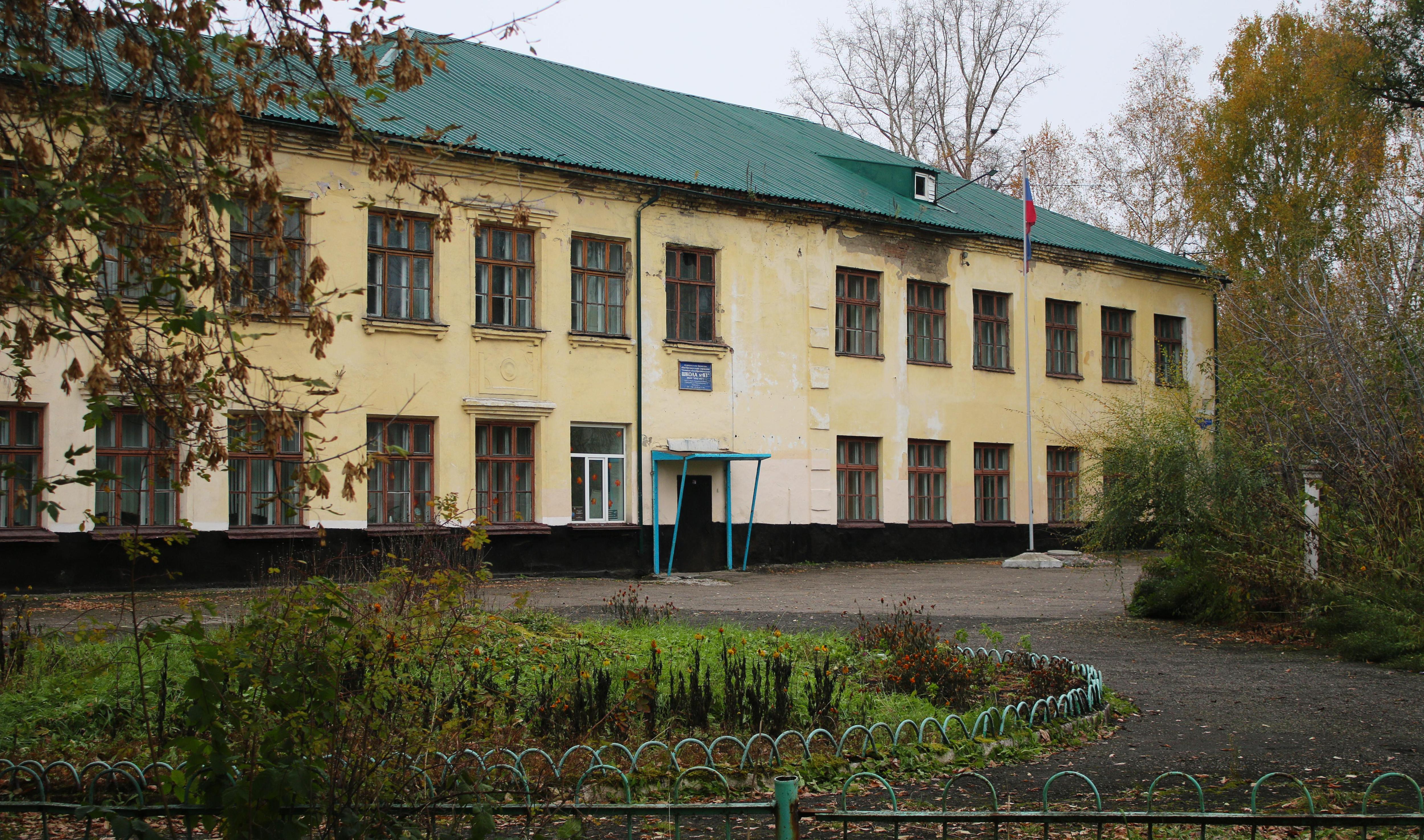 Школа на улице Маркшейдерской продолжает работать. Только уже без памятника Ленину | Источник: Игорь Епифанцев / NGS42.RU