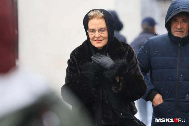 Елена Малышева пришла почтить память своего друга и коллеги | Источник: Артем Устюжанин / MSK1.RU