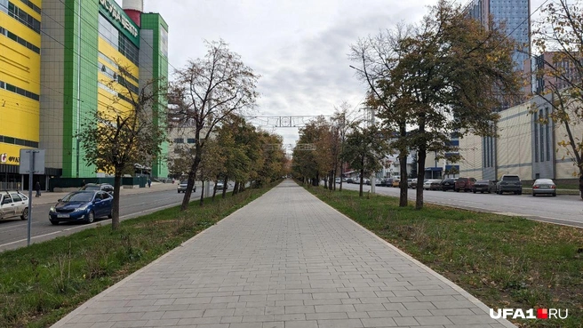 На некоторых частях бульвара вообще ничего нет