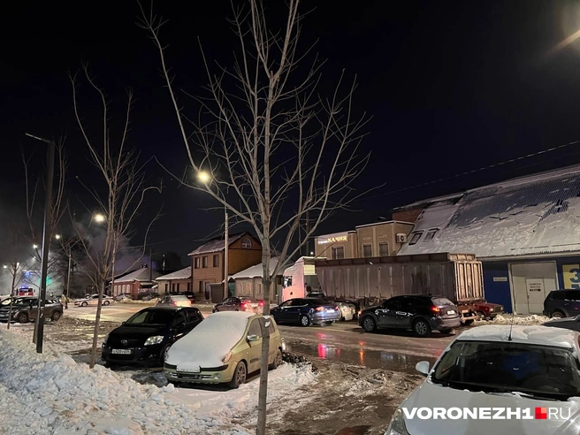 Перед затором стоят полицейские и пожарные | Источник: Полина Листопад / Voronezh1.ru