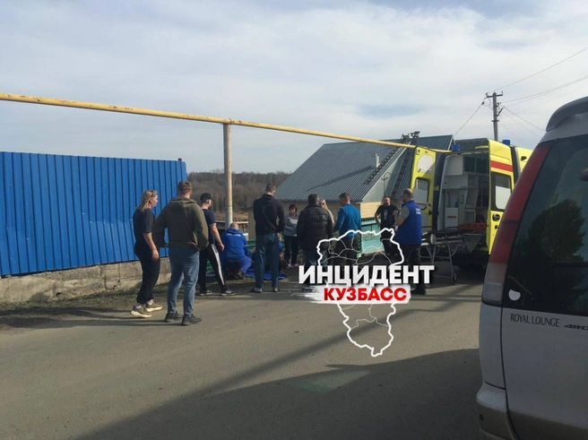На место, по словам очевидцев, сразу приехали медики | Источник: Инцидент Кузбасс / Telegram