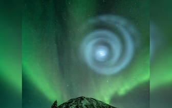 Спираль в небе над Аляской: история самой странной фотографии северного сияния