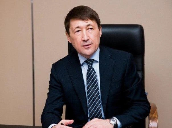 У брата экс-акима Шымкента Марата Айтенова изъяли Mercedes из-за долгов по алиментам в 23 млн тенге