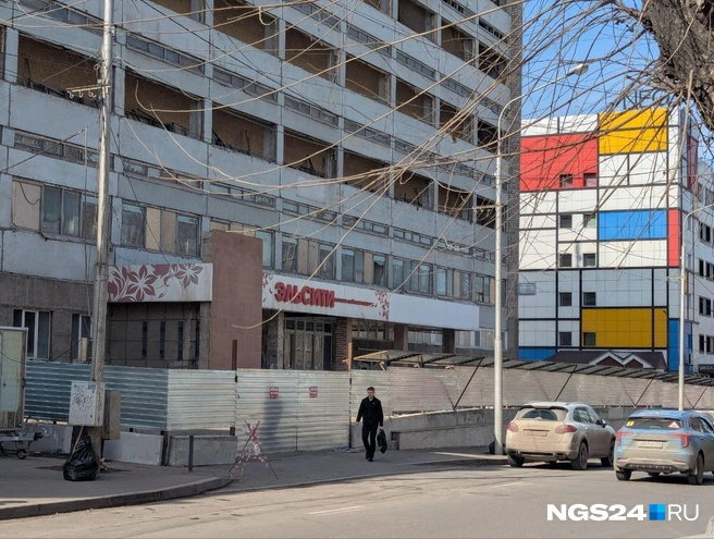 Офис продали в 2024 году, раньше тут были магазин и офисы | Источник: Мария Ленц / NGS24.RU