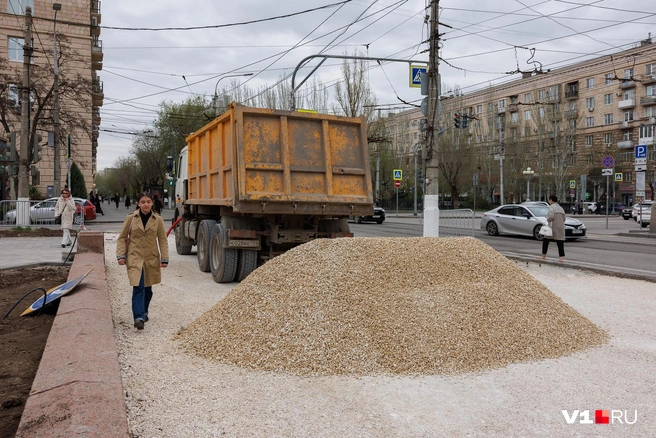 Тротуар делают по всем правилам дорожного строительства | Источник: Алексей Волхонский / V1.RU