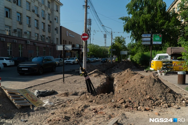 Местами полоса может стать смертельной, ограждений вокруг канавы с кабелями нет | Источник: Никита Шайхутдинов / NGS24.RU 
