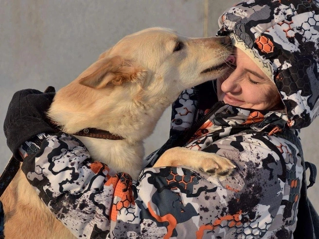 Любовь знает каждую собаку по имени, а те узнают ее по шагам и встречают радостным лаем | Источник: СИБУР