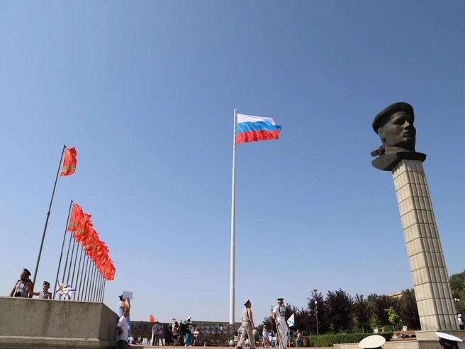 Российский флаг развевается на свежем волжском ветру. | Источник: Алексей Волхонский / V1.RU