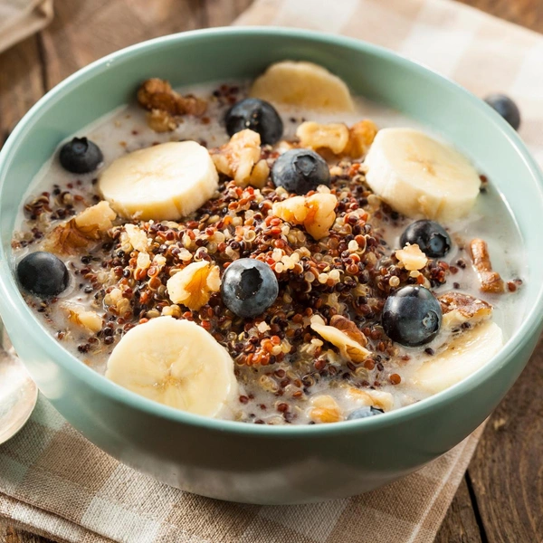 Овсяные хлопья с миндалем, ягодами и семенами чиаЗдоровый боул в американском стиле для тех, кто ценит эстетичные и вкусные завтраки.Полный рецепт овсяных хлопьев с миндалем, ягодами и семенами чиа читайте по ссылке.