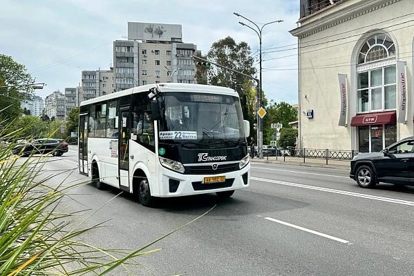 По заставленному автомобилями переулку Дагомысскому автобусы не могут проехать, возможно, потому что в центре Сочи нет бесплатных парковок  | Источник: sochi.ru