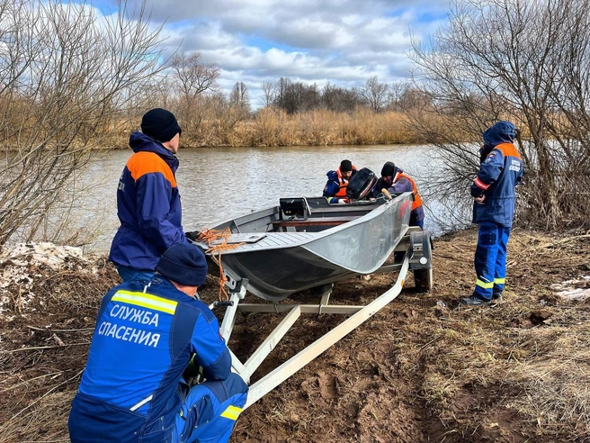 4 апреля сотрудники поисково-спасательной службы проверили работу эхолотов, с помощью которых будут сканировать дно реки | Источник: пресс-служба поисково-спасательной службы Удмуртии