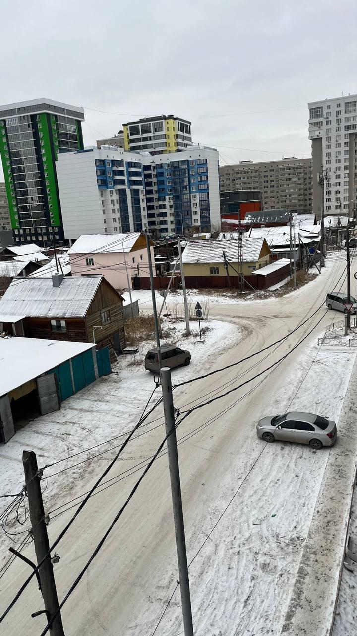 Гололед, машины скользят и буксуют. Как обстоят дела на дорогах Якутска?