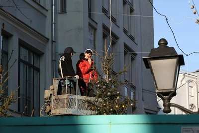 В Москве снимают новогодние украшения и готовятся к весне