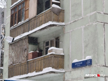 Вещи бывших жильцов на балконе | Источник: Михаил Мечев / MSK1.RU
