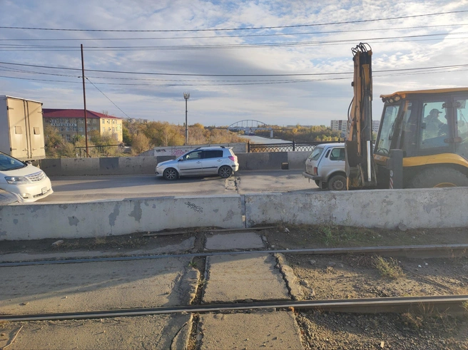 Трещина, проходящая через весь мост, по словам водителей, часто создает гигантские пробки | Источник: Денис Паустовский / V1.RU