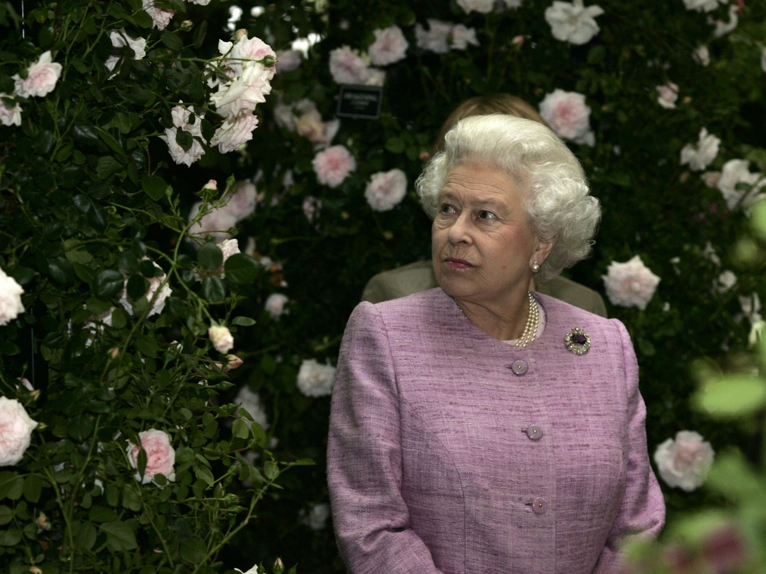 Елизавета II во время цветочной выставки в Челси, 19 мая 2008 | marieclaire.ru