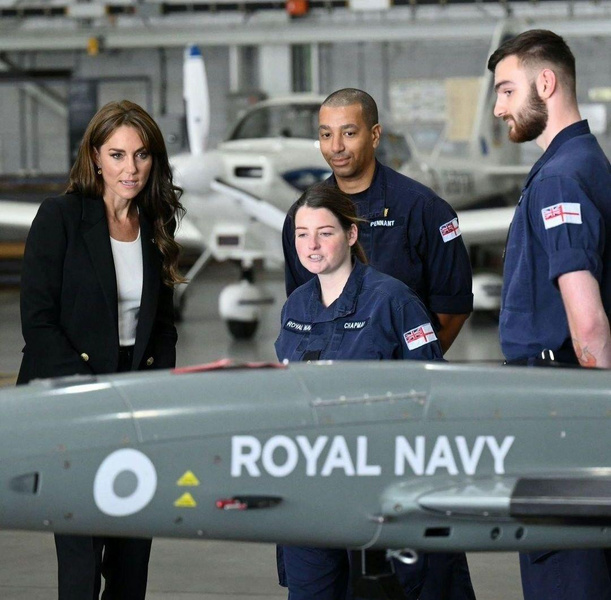 Управляла вертолетом и примерила спасательный жилет: Кейт Миддлтон на базе военно-воздушных сил Великобритании
