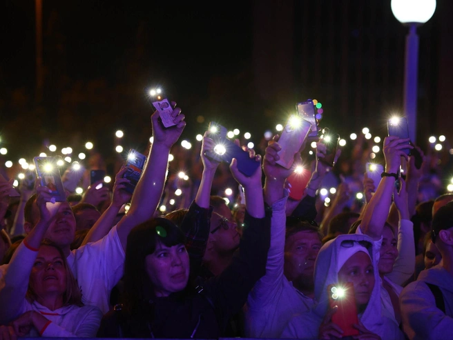 Зрители поднимали телефоны с фонариками в такт музыке | Источник: Владислав Лоншаков / E1.RU