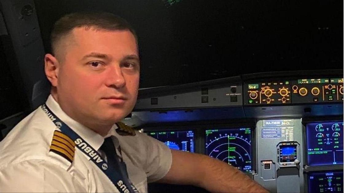 Пилот, посадивший самолет в пшеничном поле, второй год работает курьером, чтобы выжить