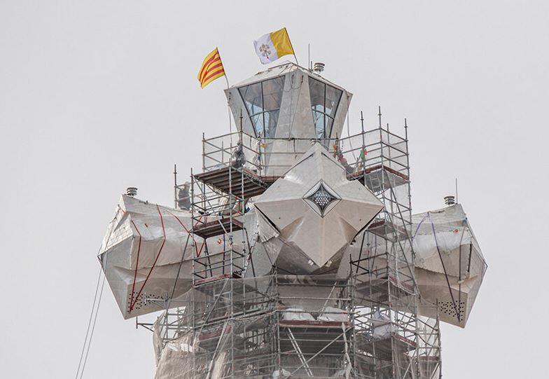 Крест стал самой высокой точкой собора и завершил формирование группы из шести башен Саграда Фамилия | Источник: Шон Митчелл Генри