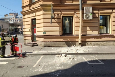 Фрагмент подоконника рухнул на тротуар на Большой Зелениной