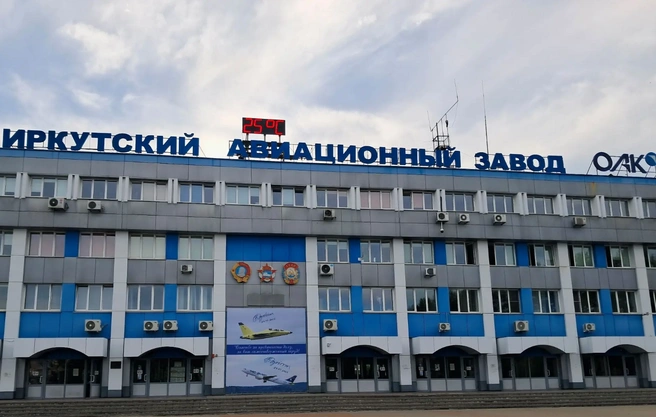 Фото самолетов с автографом Путина украсили центральный вход Иркутского авиазавода | Источник: Иркутский авиационный завод / MAX