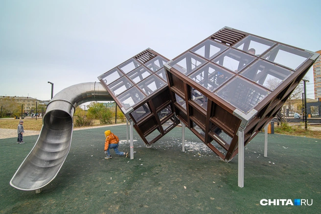 Самая интересная конструкция в парке МЖК, именно по ней его и будут помнить | Источник: Олег Фёдоров / CHITA.RU