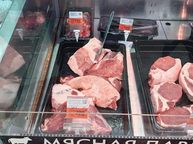 Свинина на развес оценивается примерно в 300 рублей за килограмм. На заднем плане видна говядина по 799 и 999 рублей за кило. | Источник: Павел Красоткин / 72.RU