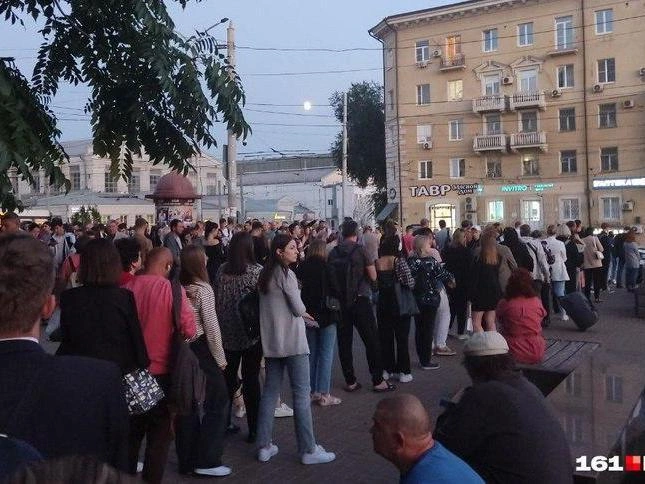 На Западном развороте часто собираются очереди к автобусам | Источник: 161.RU