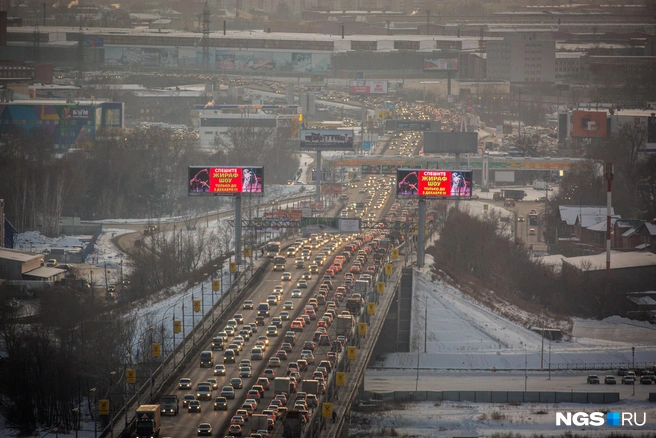 Димитровский мост должны были отремонтировать за два года, но подрядчик не справился | Источник: Александр Ощепков / NGS.RU