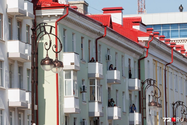 Зрители парада и шествия были за ограждениями, на крышах и на балконах  | Источник: Ирина Шарова / 72.RU