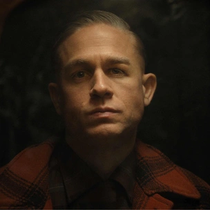 Чарли Ханнэм в развратном шоу с убийствами: каким вышел сериал Netflix «Монстр: История Эда Гина»