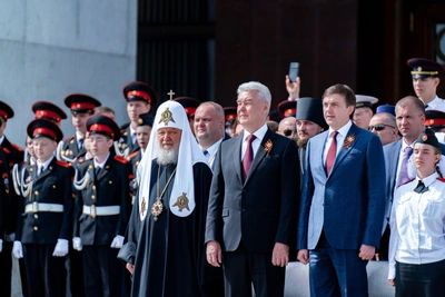 Патриарх Кирилл, Кравцов и Собянин на параде кадет в Москве