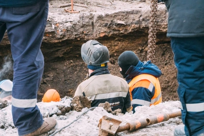 Omsk Residents Baffled by Widespread Heating Pipe Bursts