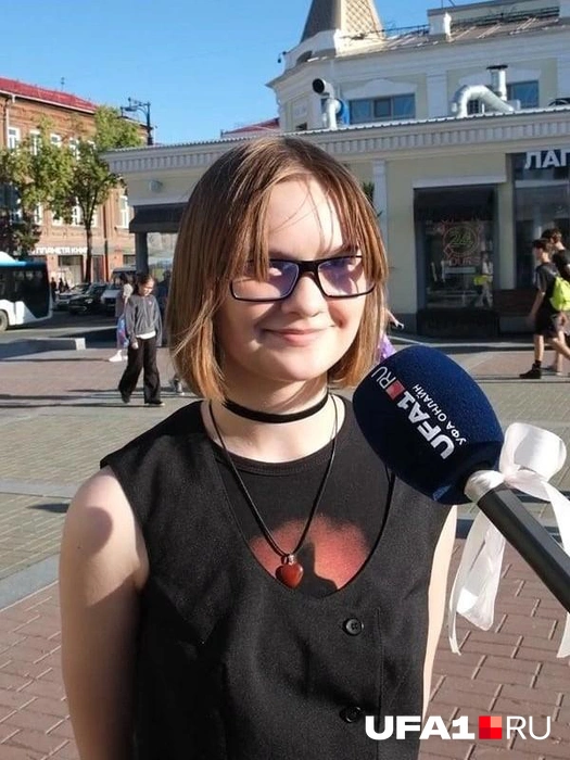 Вика играет и поет на Гостином дворе | Источник: Булат Салихов / UFA1.RU