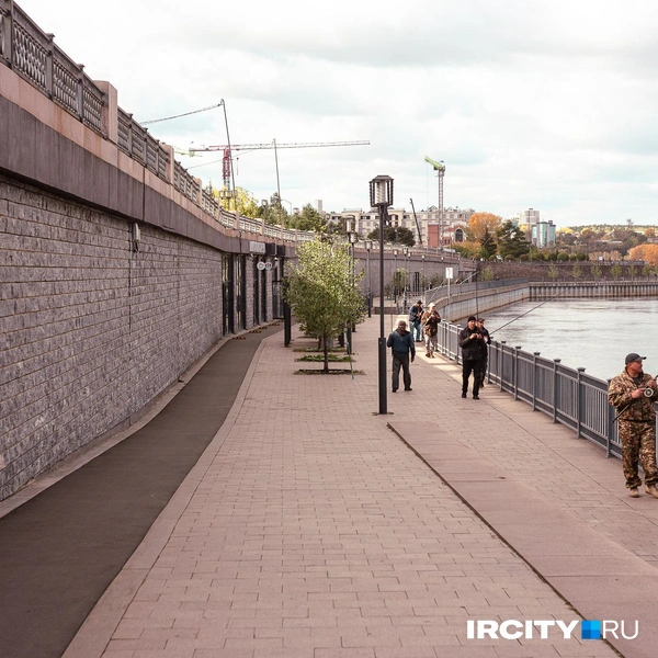На нижнем ярусе есть узенькое асфальтовое пространство для велосипедистов, но использовать по прямому назначению его затруднительно | Источник: Даниил Конин / «ИрСити»