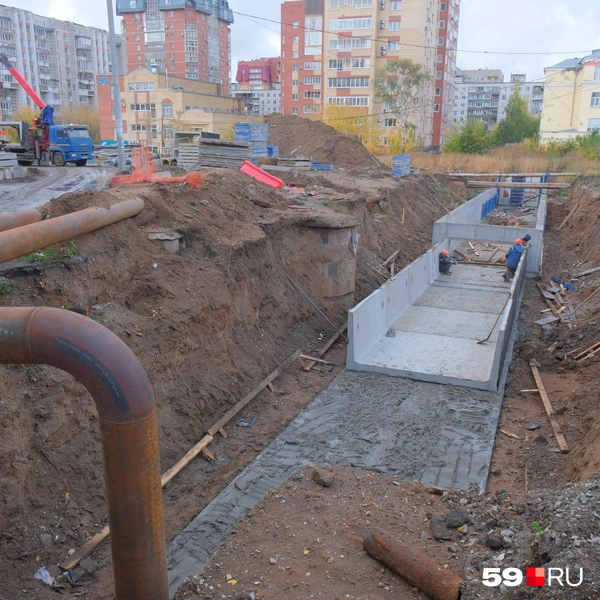 На самой улице Пушкина готовят основу для переукладки труб под землёй | Источник: Тимофей Калмаков / 59.RU