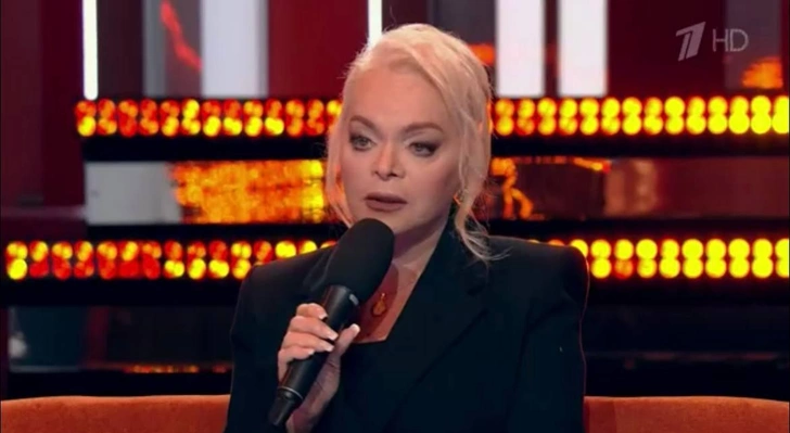 Артистка еле сдерживает слезы